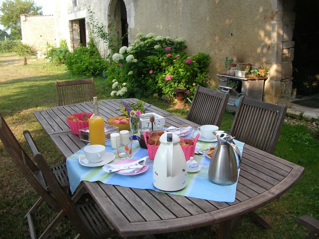 Le Logis De La Poupeliere Bed & Breakfast Vouhé Exterior photo